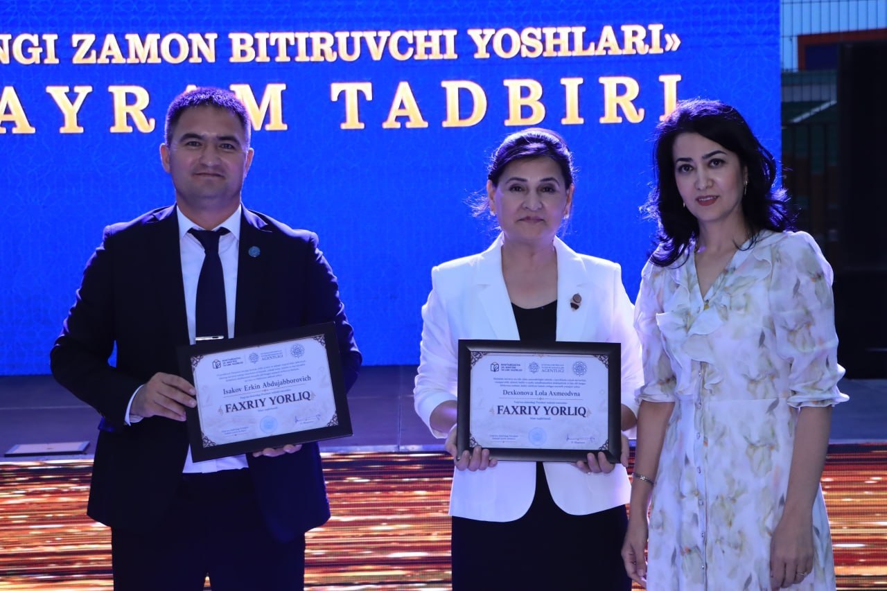 O'quv yili yakunida maktabning eng yaxshi o'qituvchi va o'quvchilari taqdirlandi